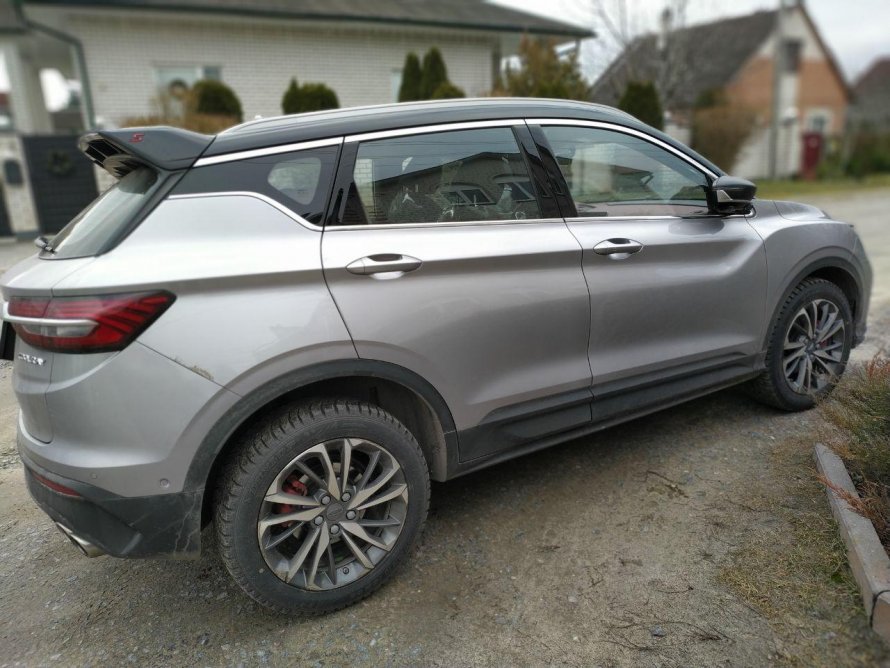 Geely Coolray серый