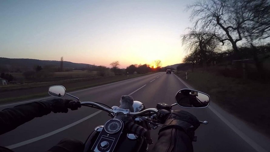 Байк от первого на скорости