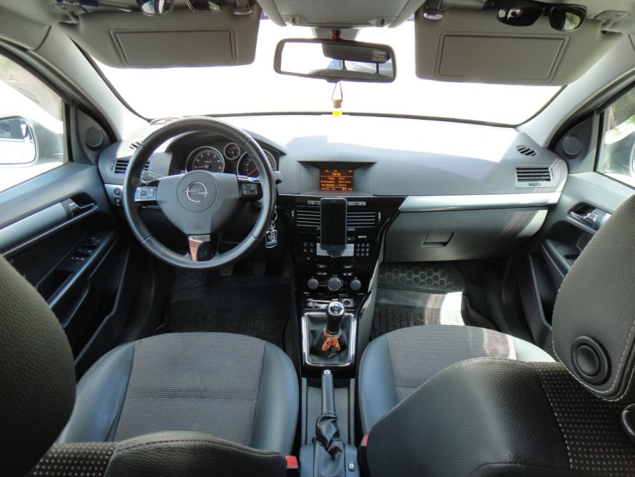 Opel Astra 2012 Interior