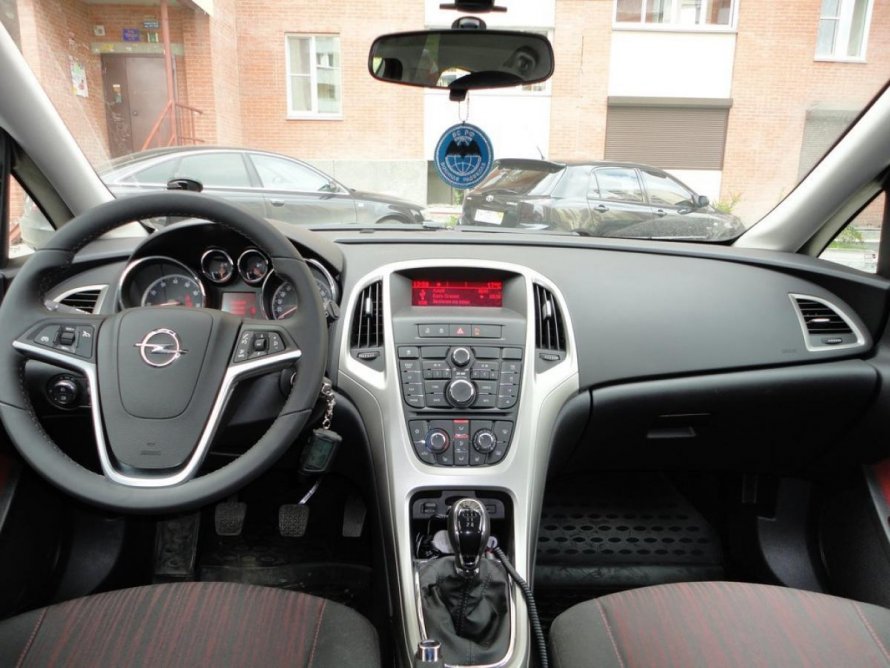 Opel Astra 2012 Interior