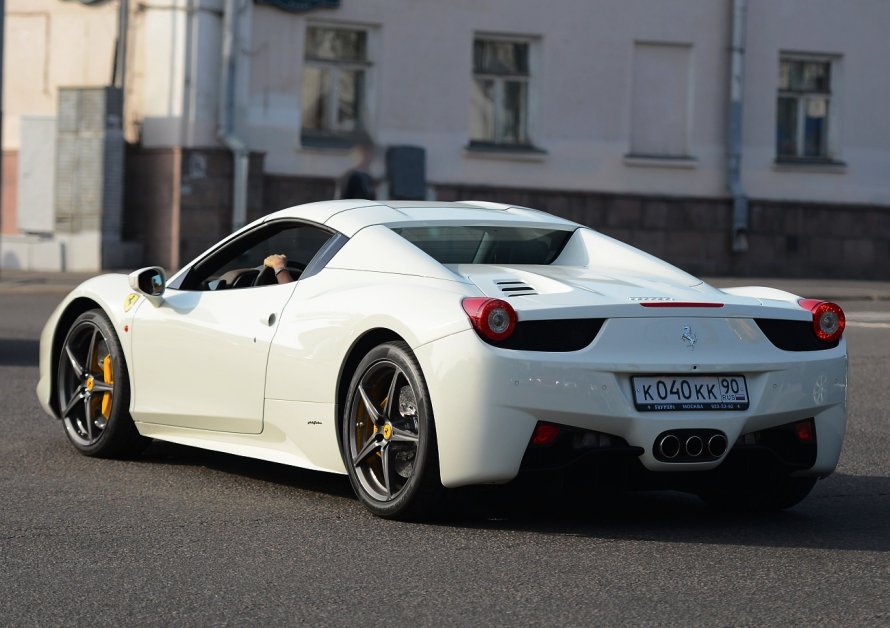 Феррари 458 белого цвета