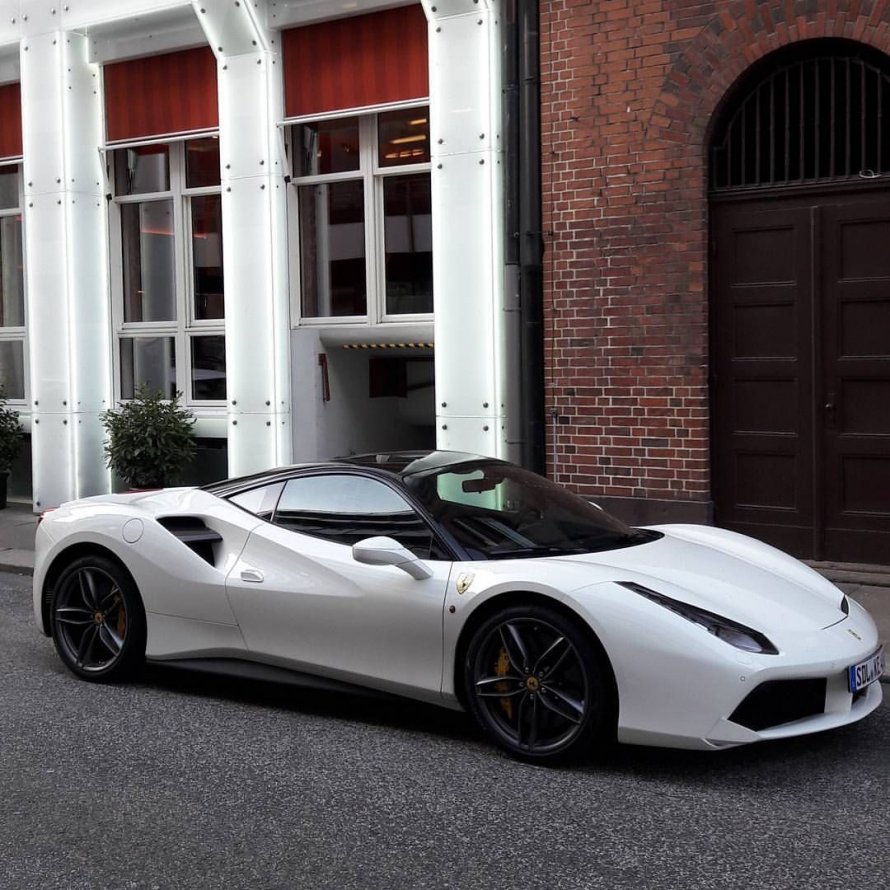 Ferrari 488 GTB белая