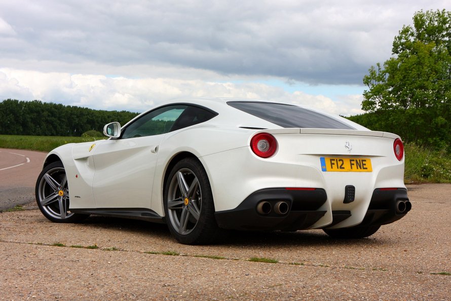 Ferrari f12 Berlinetta белая