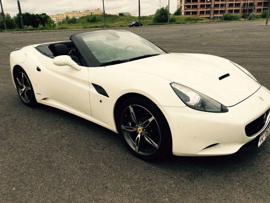 Ferrari California белый