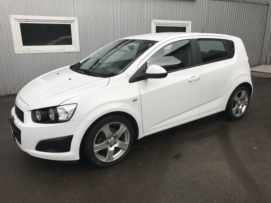 Chevrolet Aveo t300 белый