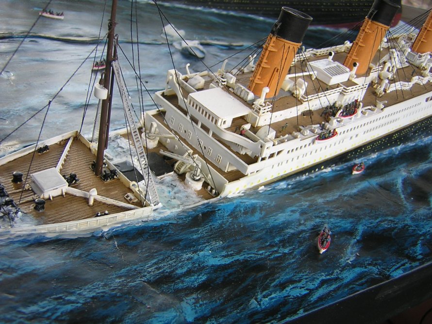 Sinking ship Titanic модель