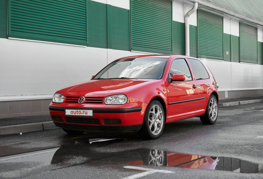 Красный Volkswagen Golf IV