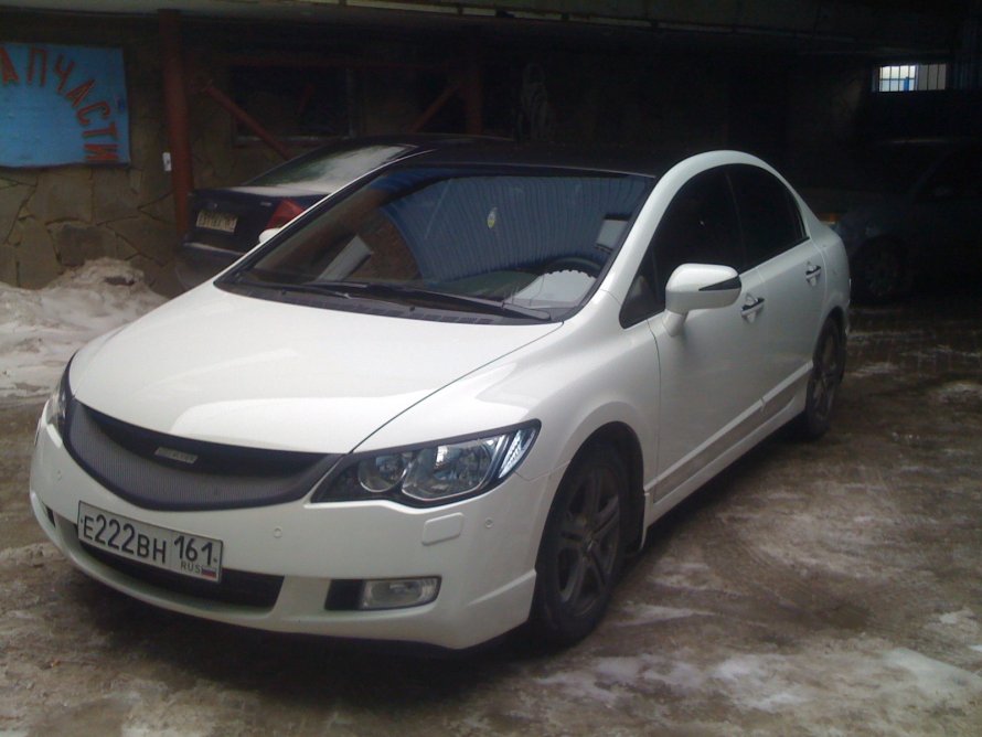 Хонда Цивик 4д 2008 белый с черной крышей
