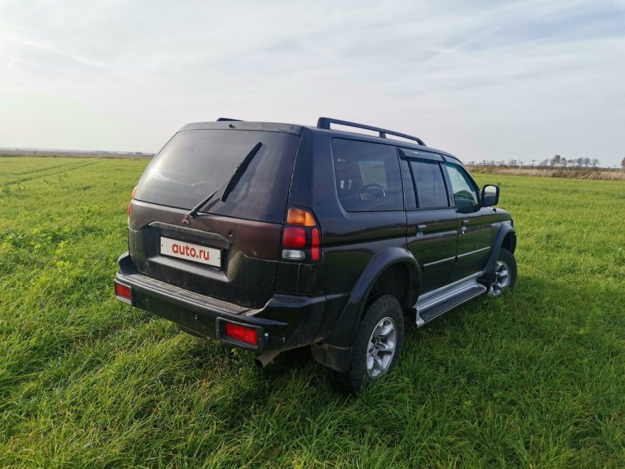 1996 Mitsubishi Montero Red