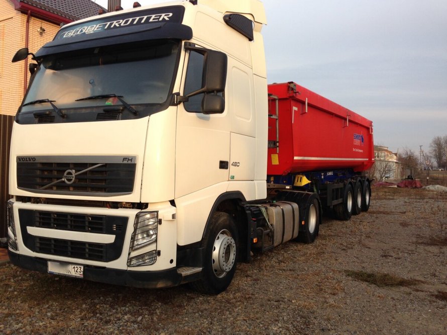 Volvo с самосвальным полуприцепом