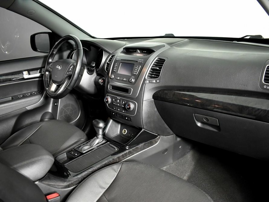 Kia Sorento 2.5 л. 2003 интерьер