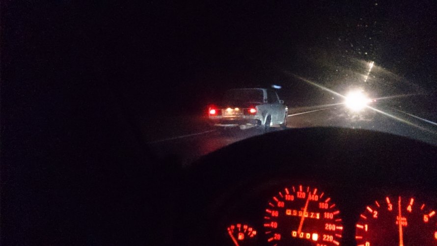БМВ е39 ночью на трассе
