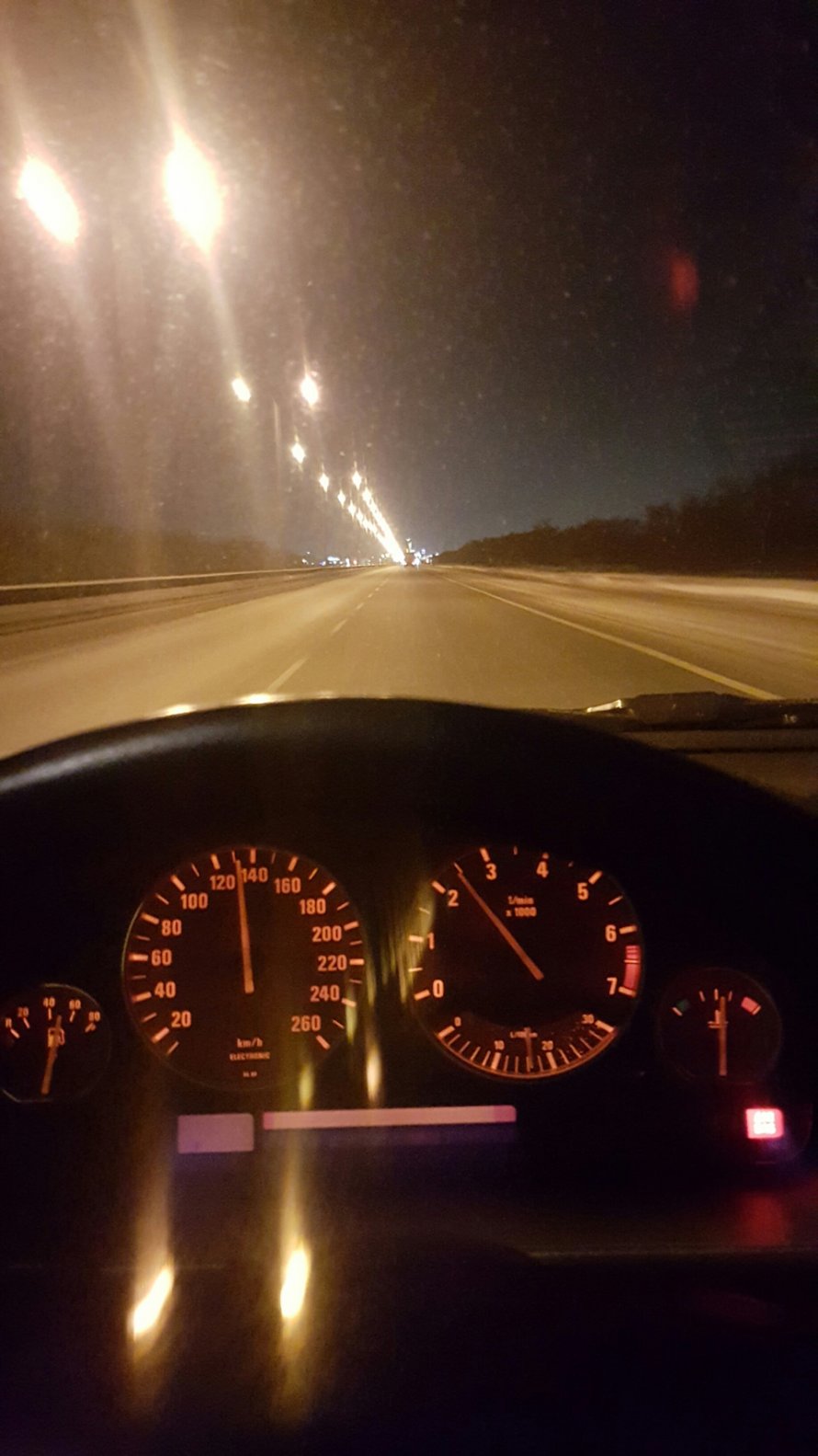 БМВ е39 ночь 200 км час