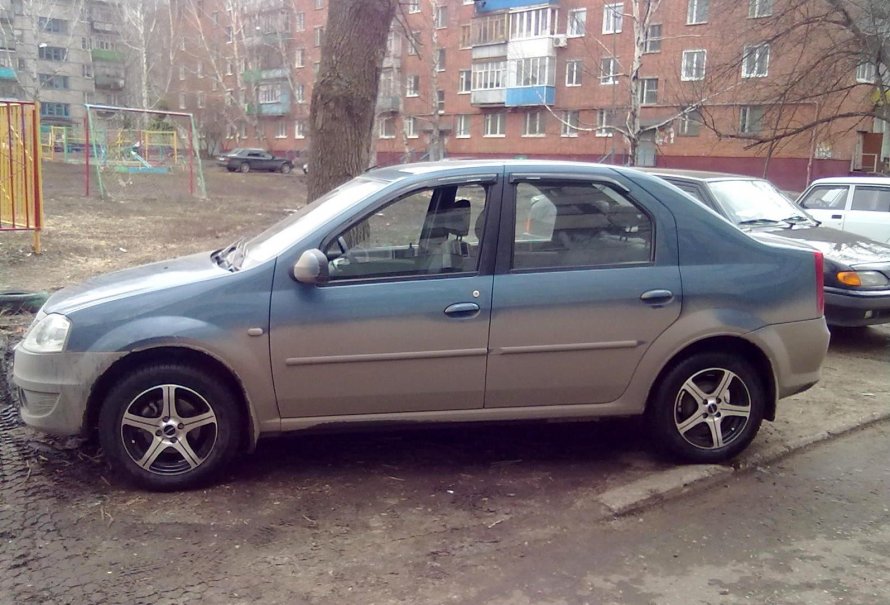 Рено Логан на литых дисках r15