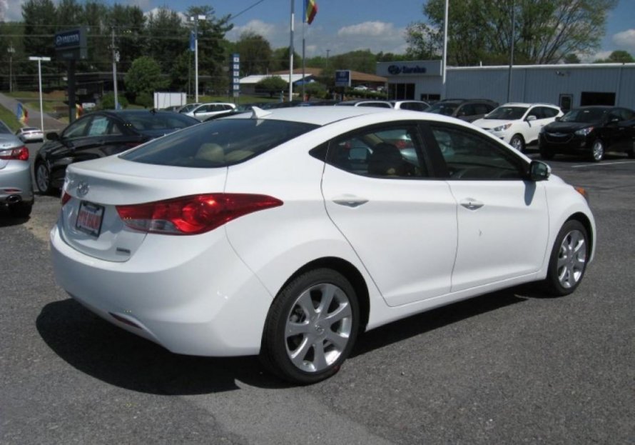 Hyundai Elantra белый 2015