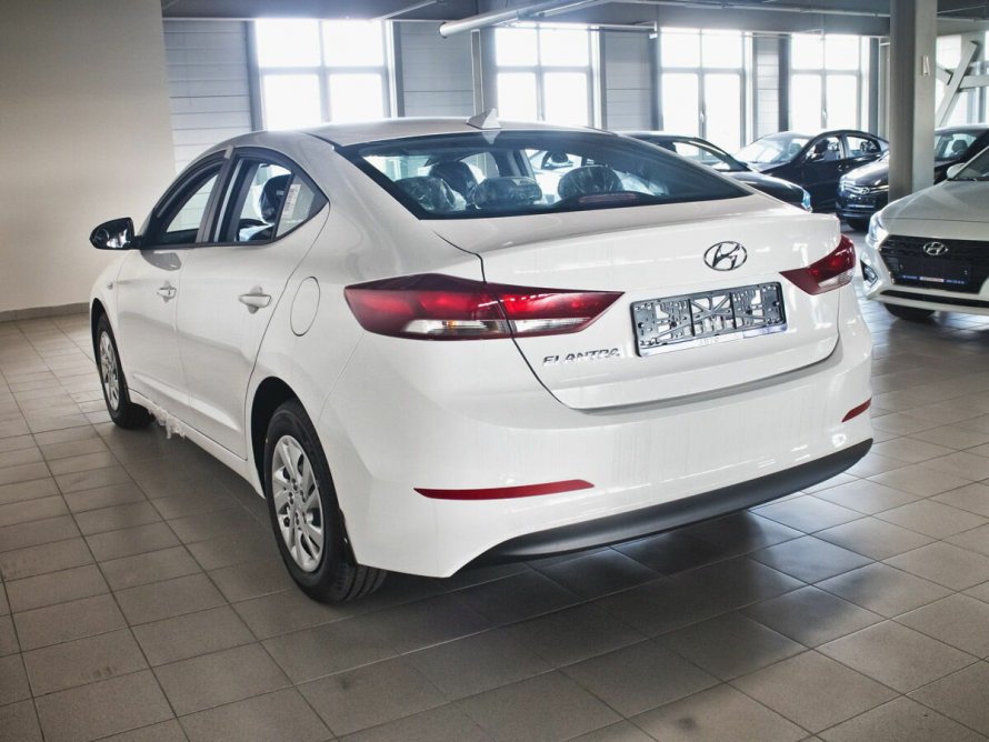 Hyundai Elantra 2018 белая