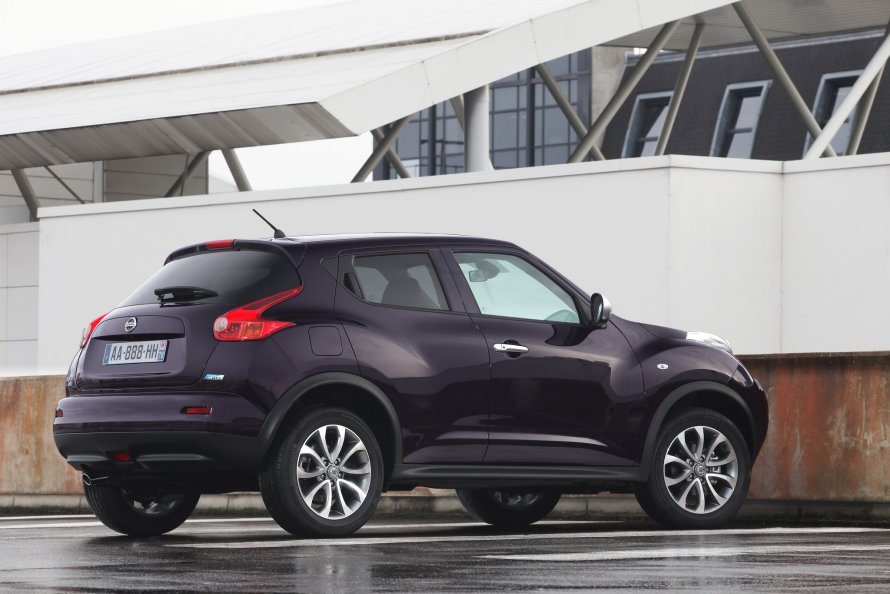Nissan Жук кроссоверы