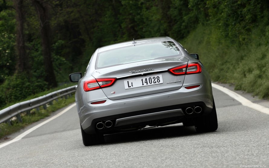 Maserati Quattroporte вид сзади