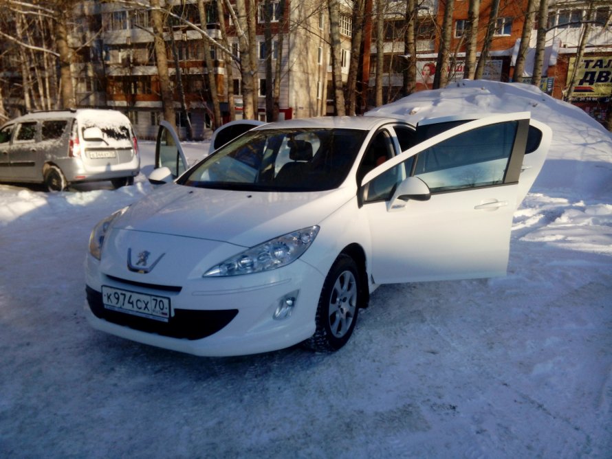 Пежо 408 2013 белая 150 л.с