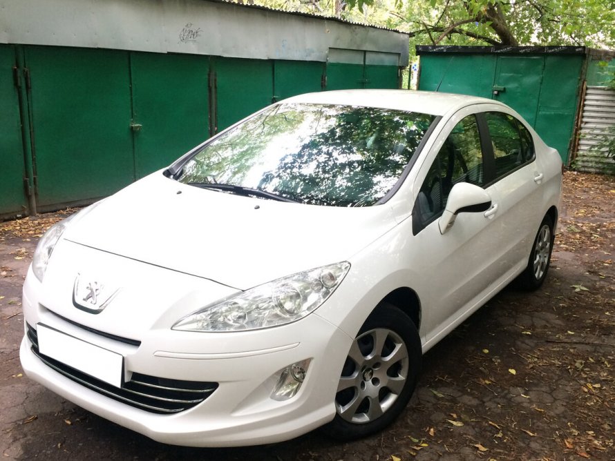 Машина Peugeot 408 белая