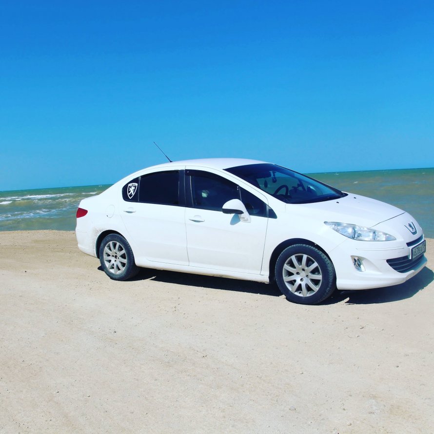 Машина Peugeot 408 белая