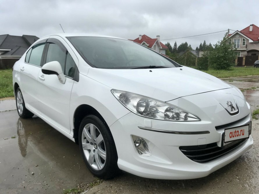 Машина Peugeot 408 белая