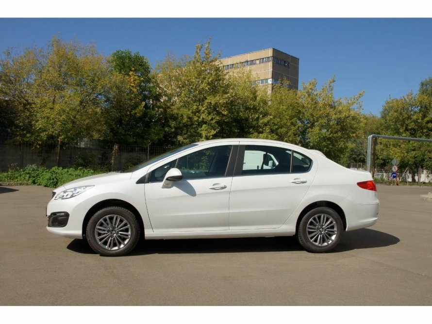 Машина Peugeot 408 белая