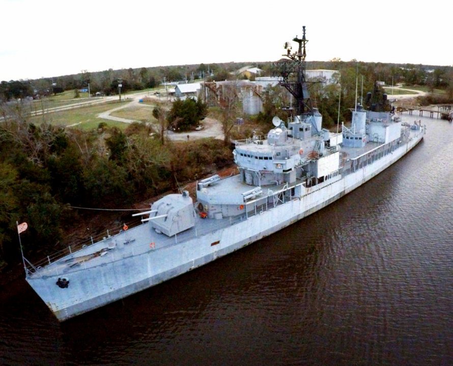 Небольшой военный корабль
