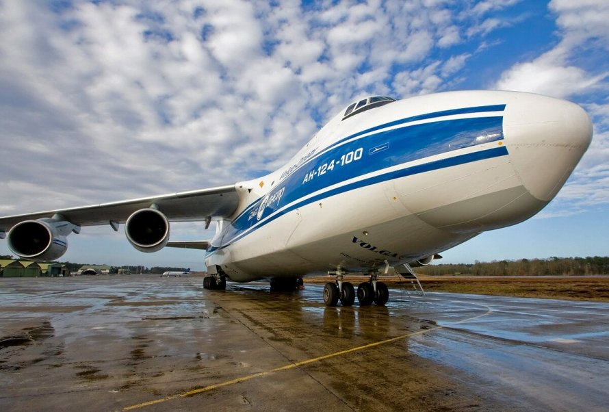 Самолет АН 124 100 Руслан