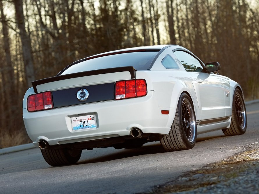 Ford Mustang 2005 зад