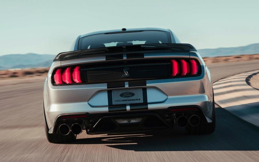 Ford Shelby gt500 сзади