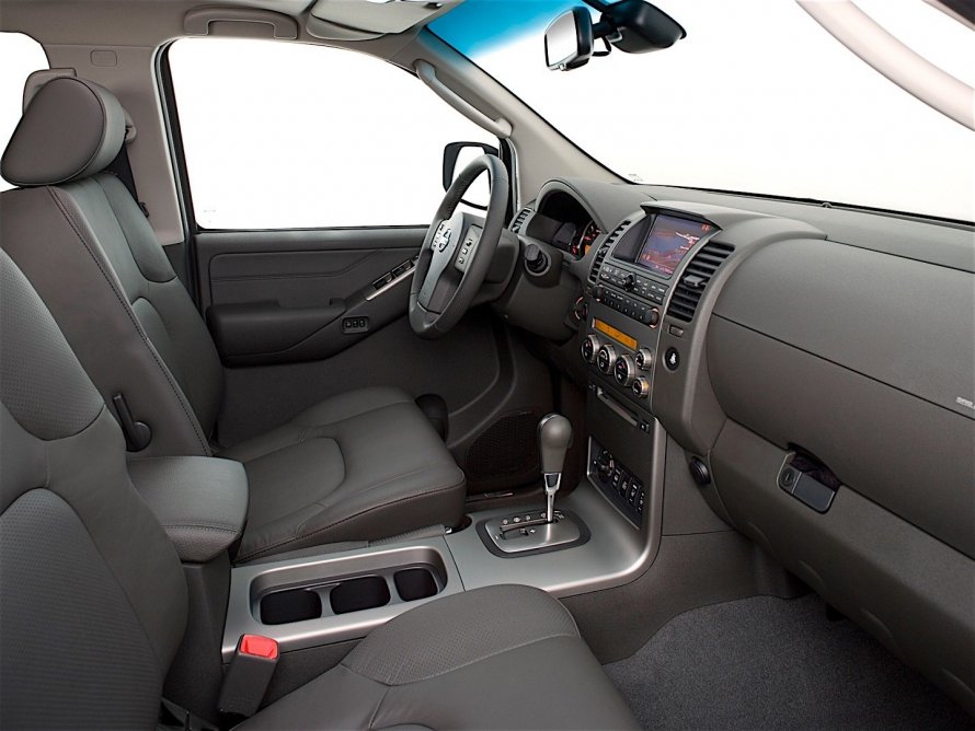 Nissan Pathfinder 2005 салон