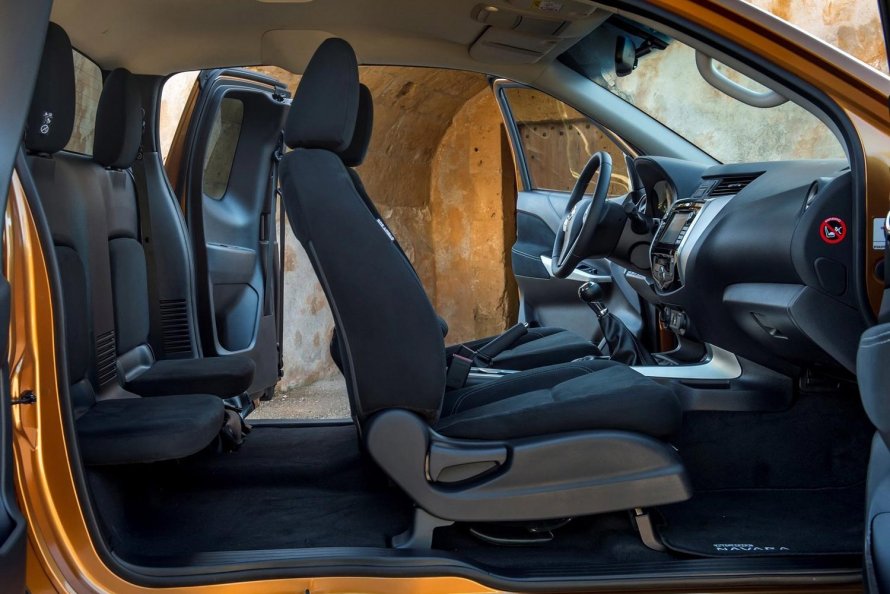 Nissan np300 Navara салон