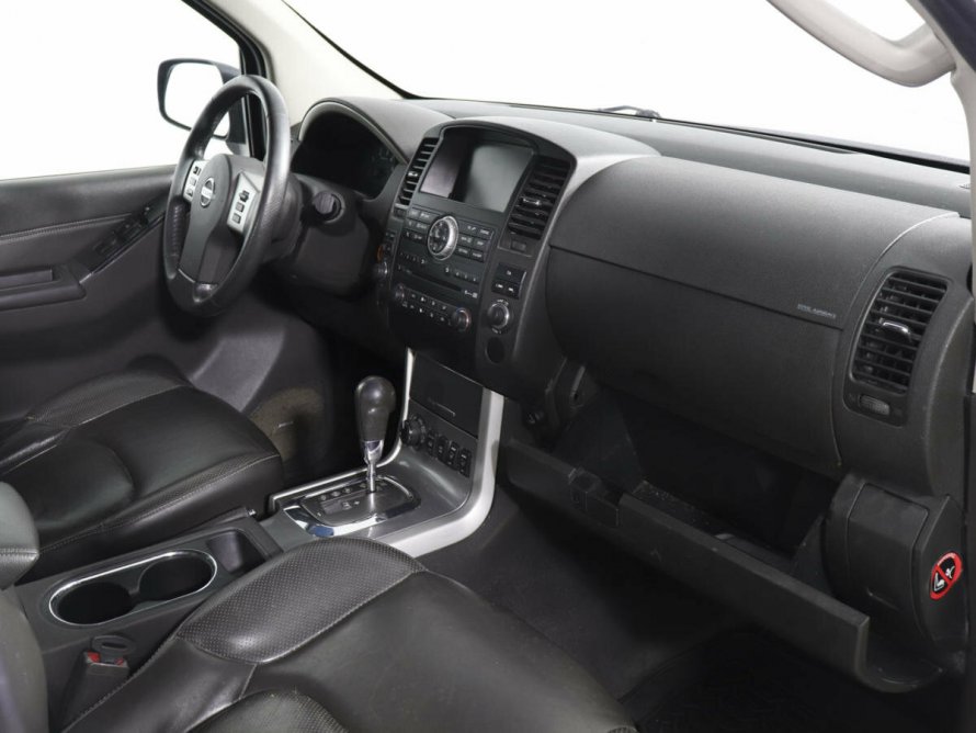Nissan Navara 2010 салон