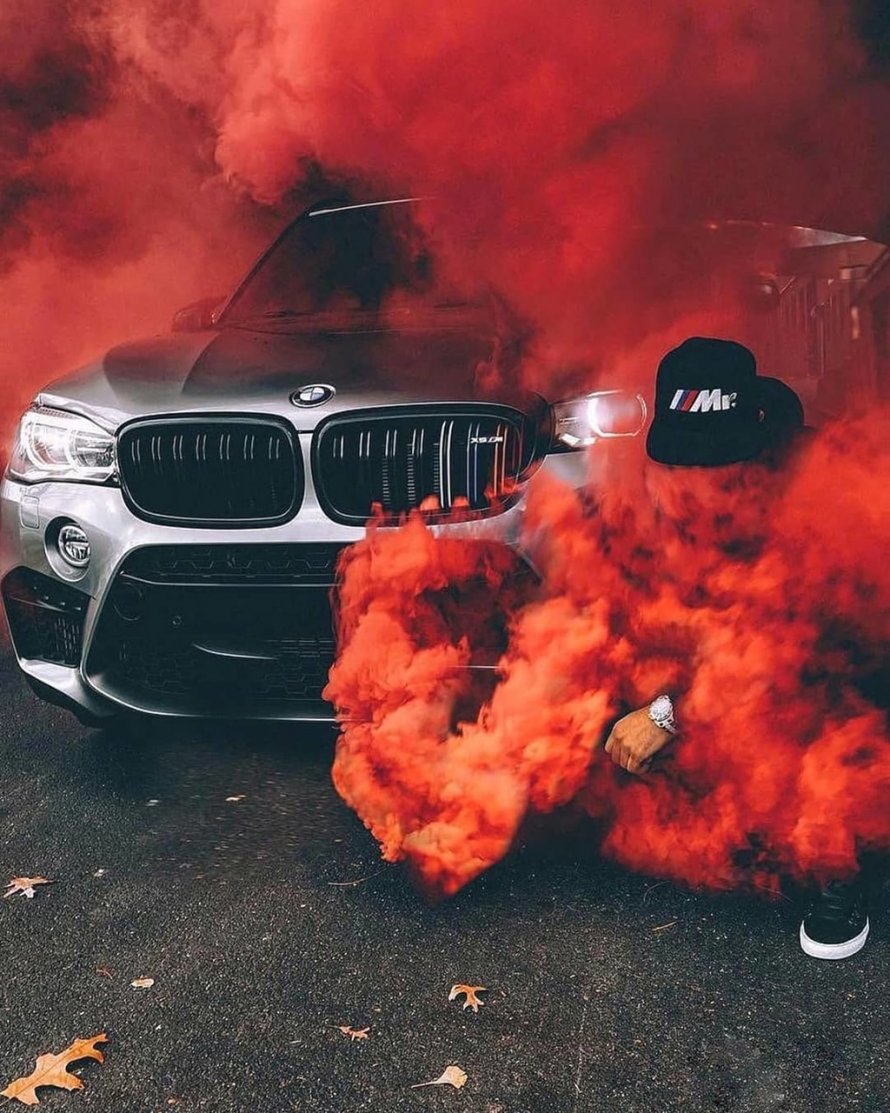 Машина и дымовая шашка