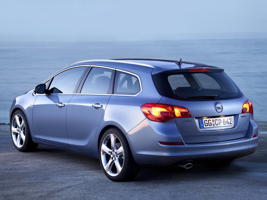Opel Astra Sports Tourer 2011