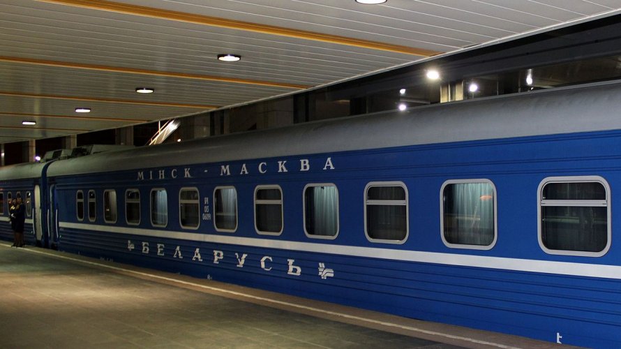Почему Белорусские поезда синего цвета