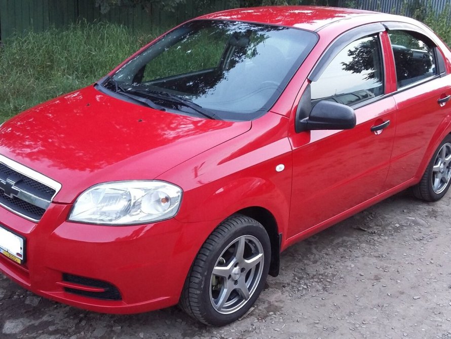 Chevrolet Aveo красный