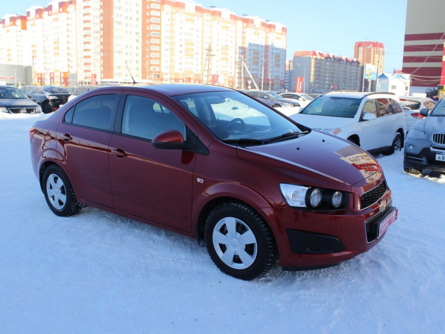Chevrolet Aveo красный