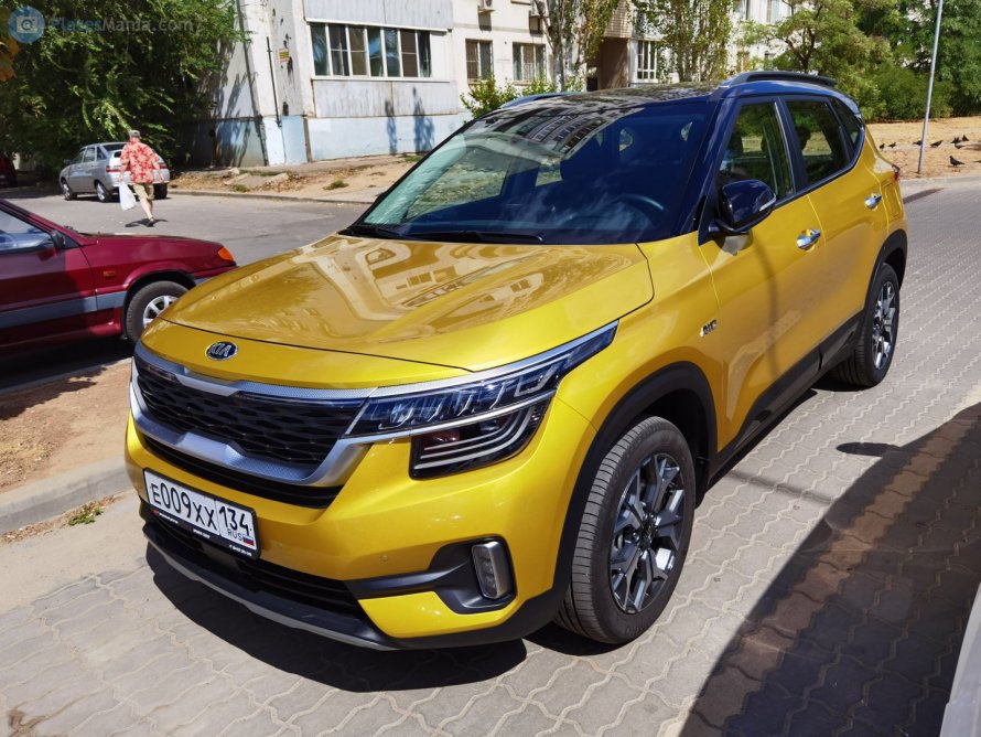 Kia Seltos желтый