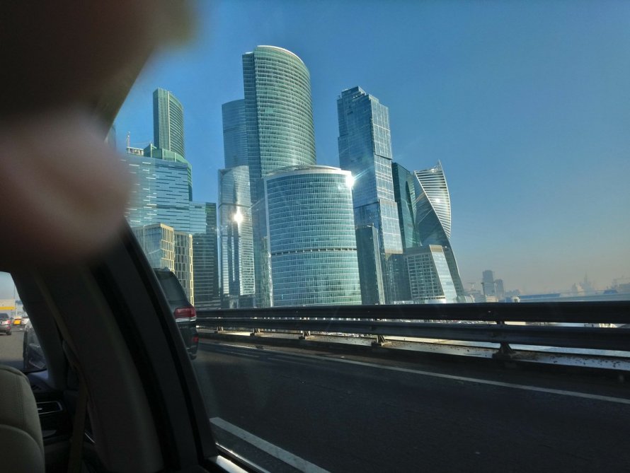 Вид из машины на Москва Сити