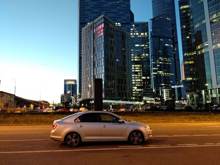 Машина на фоне Москва Сити