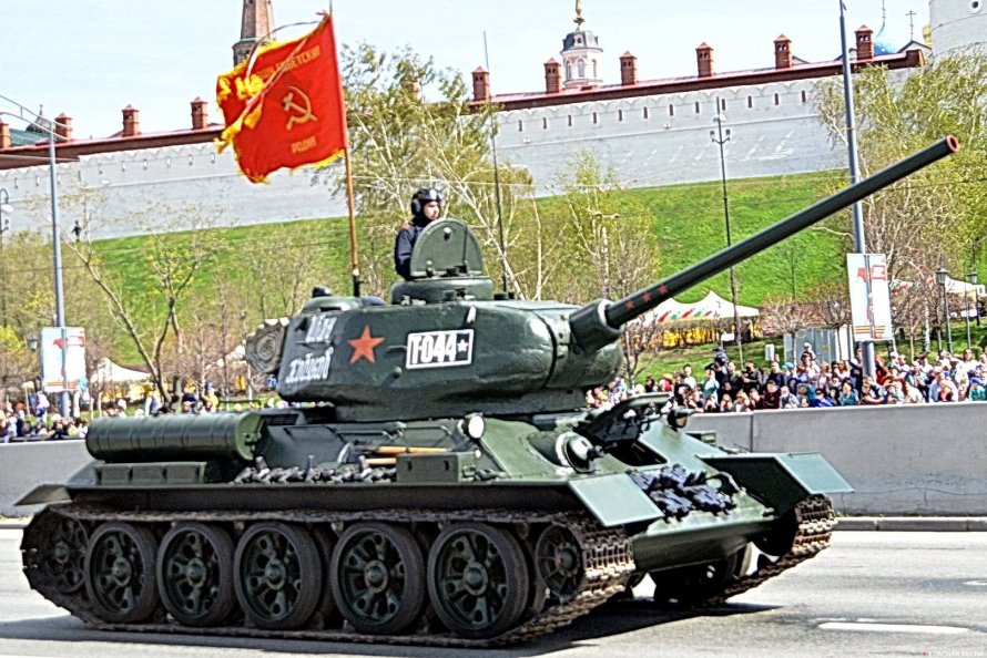 Памятник т 34 и тигр в Словакии