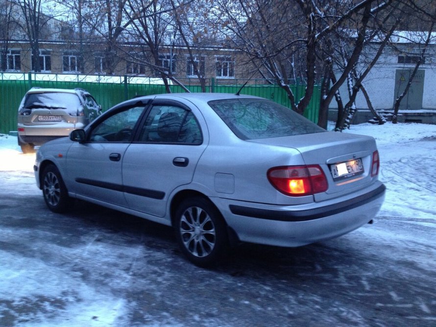 Nissan Almera белый
