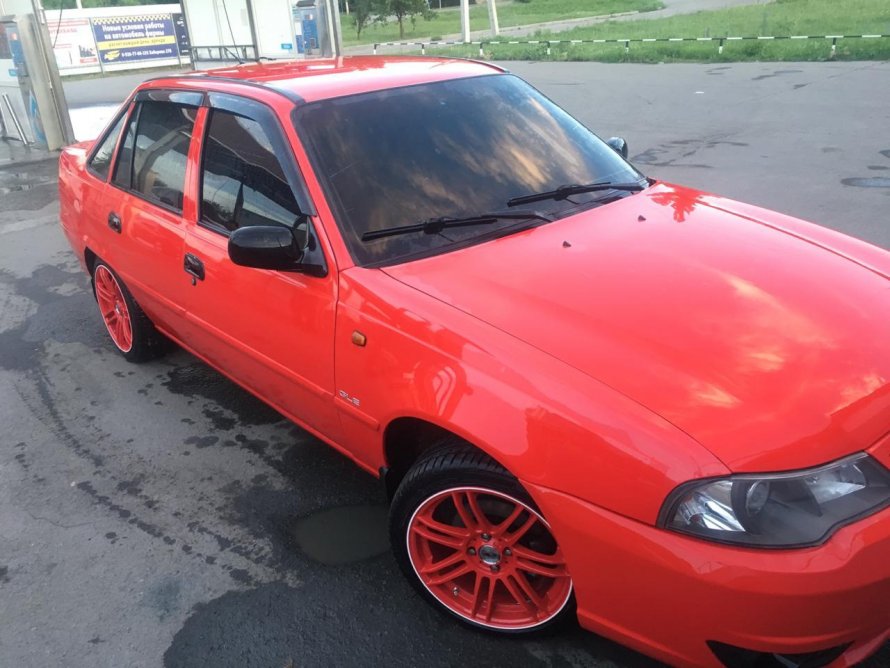 Daewoo Nexia красная