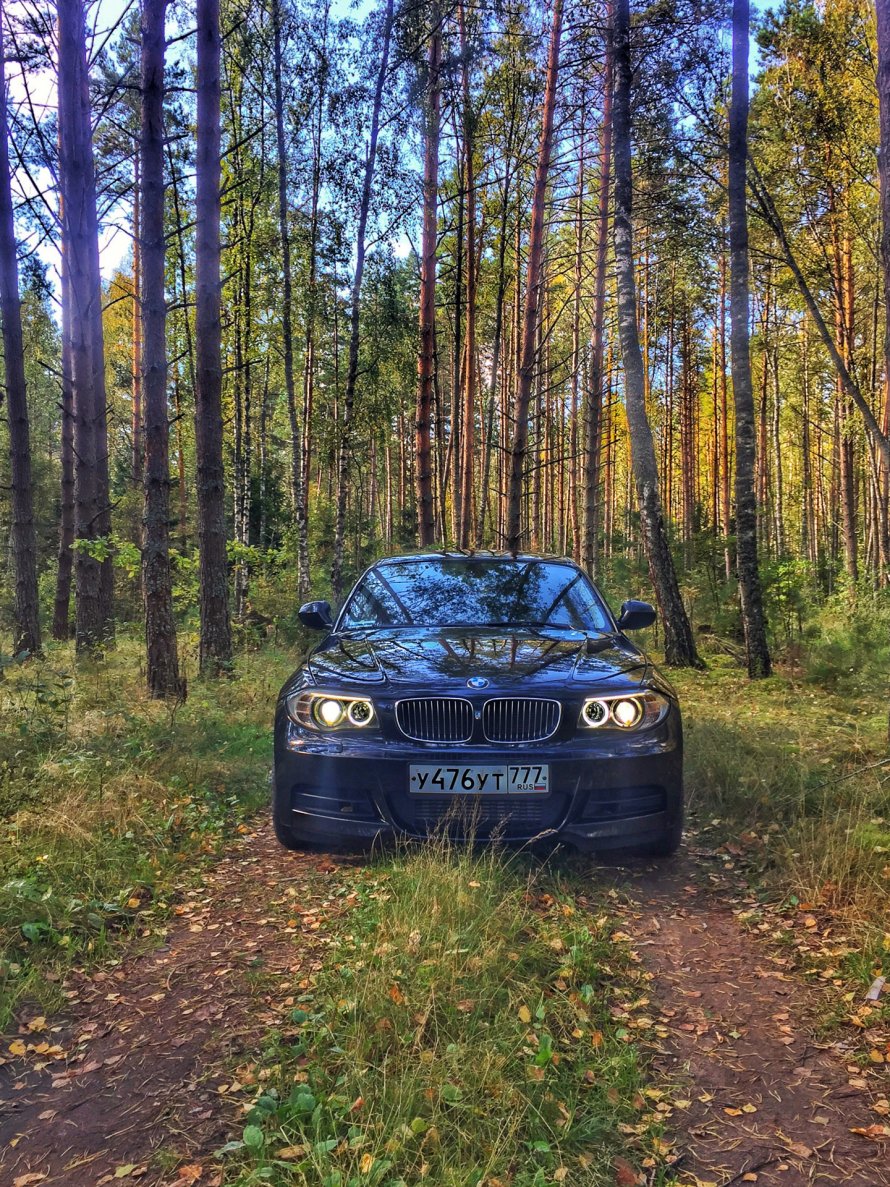 БМВ черная в деревне