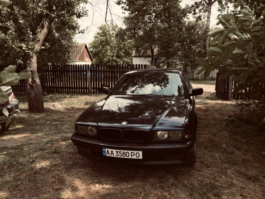 Машина БМВ В селе