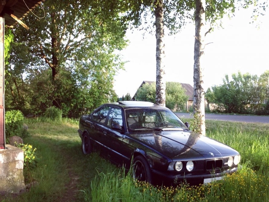 БМВ В деревне машина