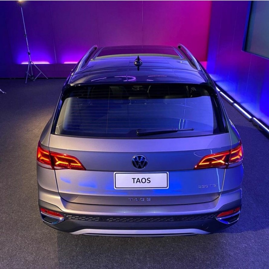 Volkswagen Taos красный