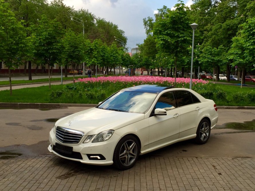 Мерседес Бенц в212 белая